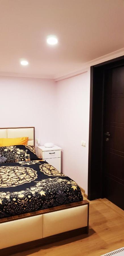 Bright And Cozy Apartment On Aghmashenebeli Avenue Tiflis Dış mekan fotoğraf